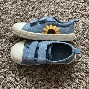 Old navy girls shoes size 5 toddler